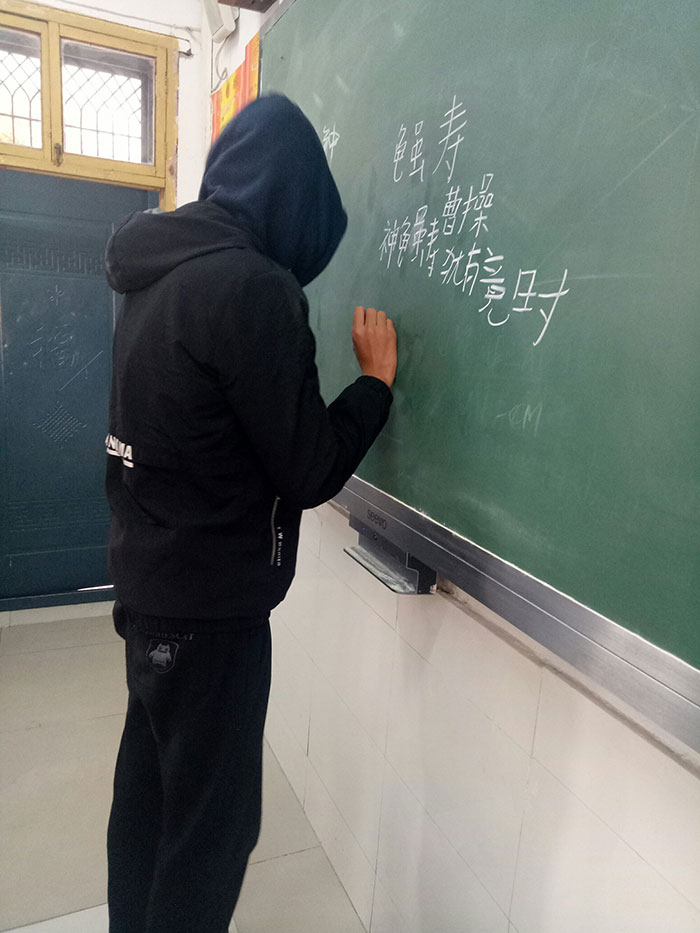 老是戴着帽子的学生
