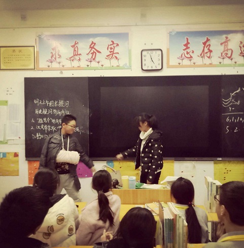 学生骨折后坚持上课
