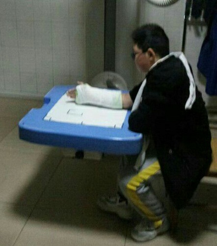 学生被碰倒骨折