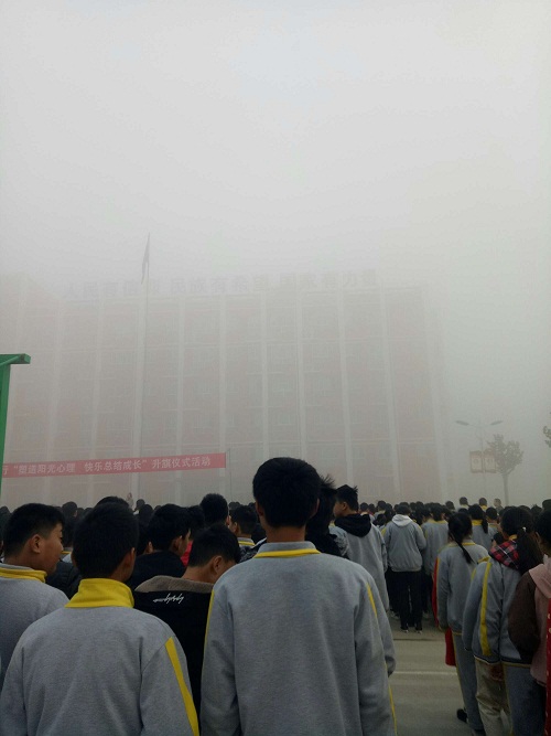 操场上摄像头有盲点，而且不清晰