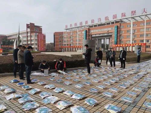 西峡一高免费为全校8745名学生邮寄新教材