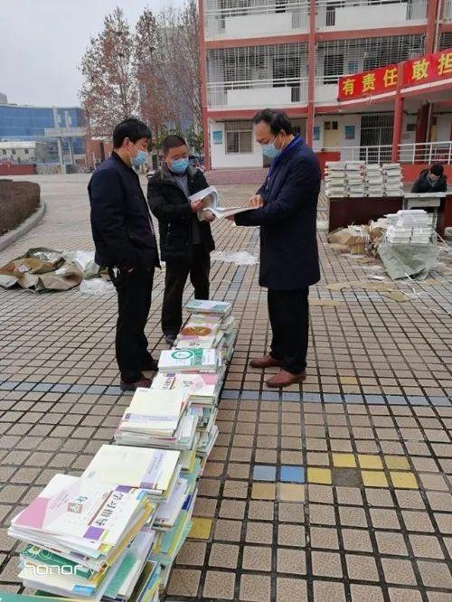 西峡一高免费为全校8745名学生邮寄新教材