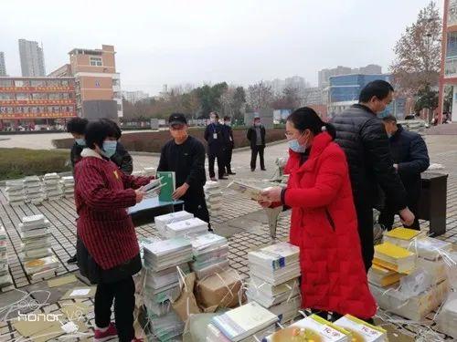 西峡一高免费为全校8745名学生邮寄新教材