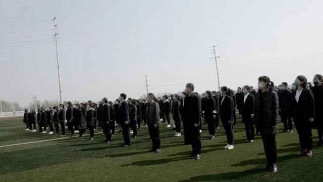 南阳一完学校志哀活动：高中部的校长讲话火了