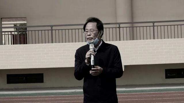 南阳一完学校志哀活动：高中部的校长讲话火了