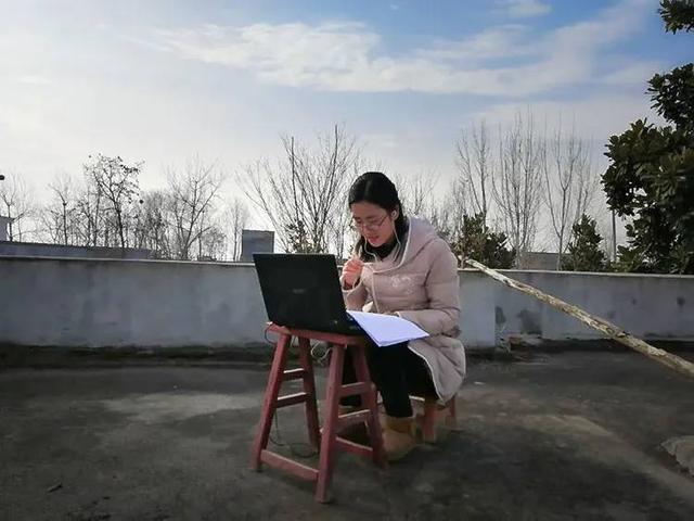 南阳一完初中部女老师，在村子里找方法上网课