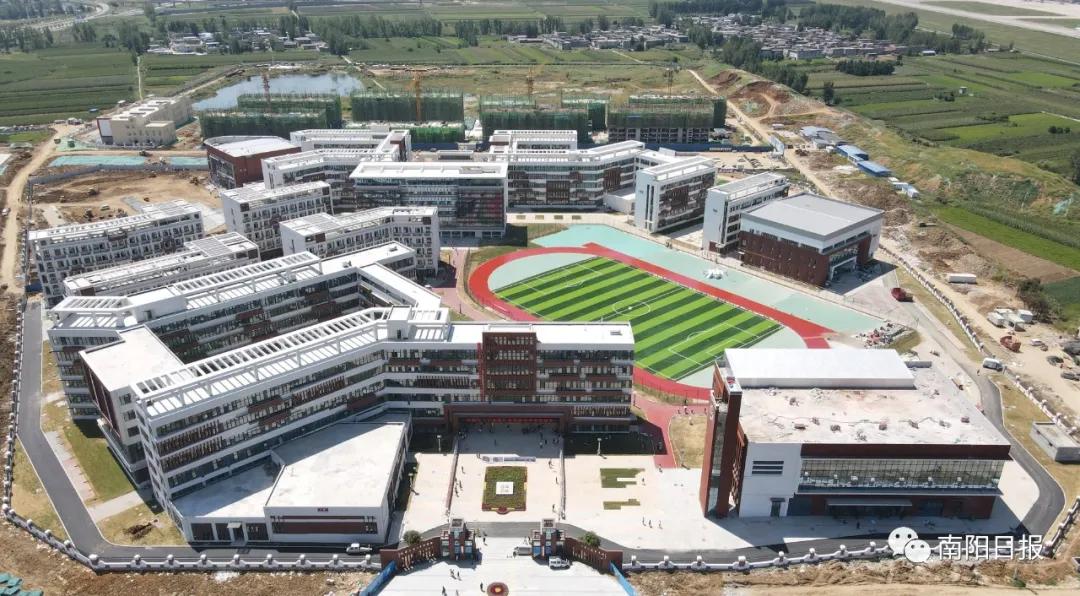第八完全学校图片