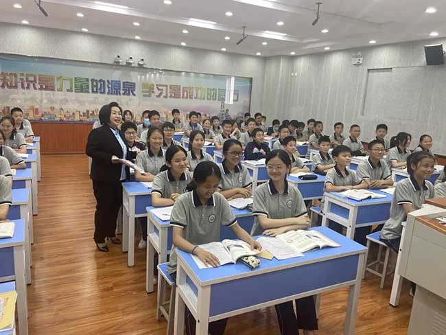南阳市第二完全学校教室课堂