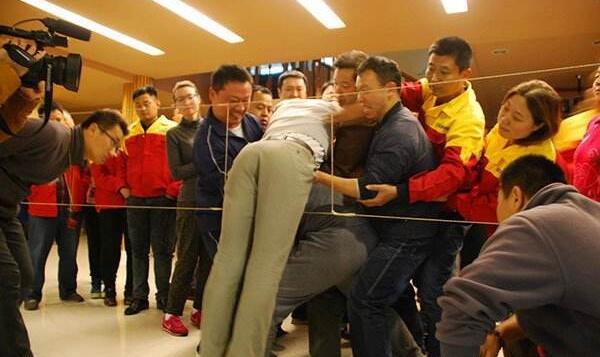 穿越电网最后一个人怎么过